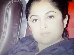 Giovane ragazza gioc ...
